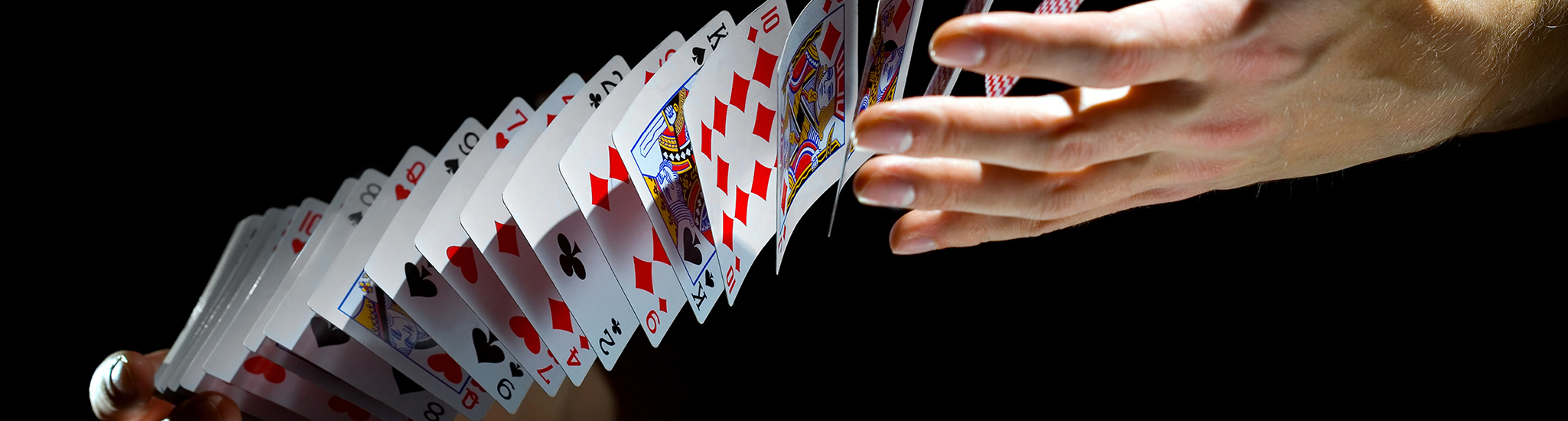 Hand mit Spielkarten Black Jack